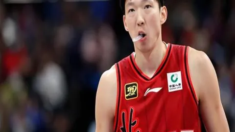 “缅怀历史：1983年弗格森教练获奖杯牌将重新颁发！”